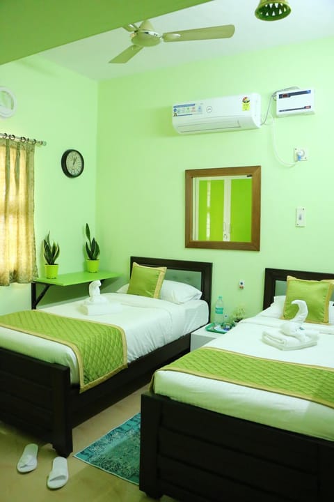 Bed, Photo of the whole room, Bedroom, cot