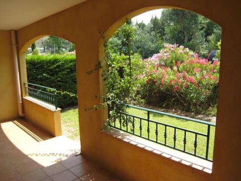 Appartement T3 avec grand jardin privé, climatisation et parking - FR-1-100-205 Apartment in Cavalaire-sur-Mer