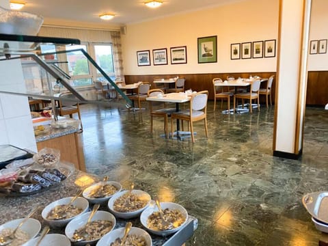 Restaurant/places to eat, Buffet breakfast