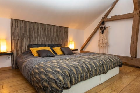 Coffee/tea facilities, Living room, Seating area, Bedroom