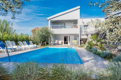 Property building, Day, Swimming pool