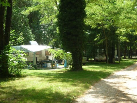 Camping Du Lion Campground/ 
RV Resort in Provence-Alpes-Côte d'Azur