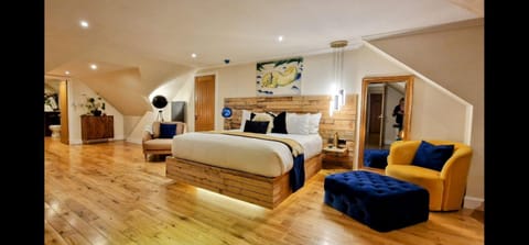 The Sleeping Dog Room at The Grumpy Schnauzer BnB Huge Room, Luxe Suite, Private Hot Tub, Breakfast, Gym, Games Room, Farm Stay, Amazing Bed and Breakfast in Coatbridge