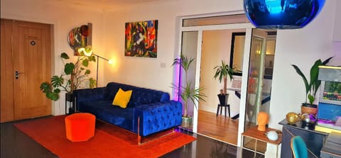 The Sleeping Dog Room at The Grumpy Schnauzer BnB Huge Room, Luxe Suite, Private Hot Tub, Breakfast, Gym, Games Room, Farm Stay, Amazing Bed and Breakfast in Coatbridge