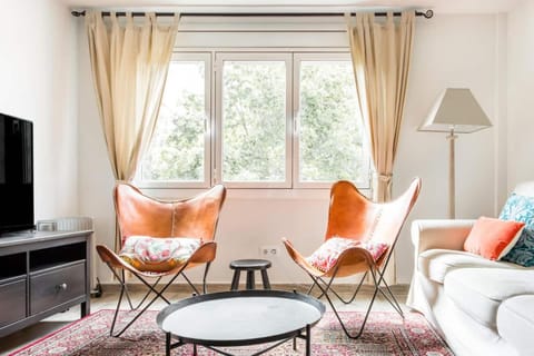 Charming Apartment With Vibrant Accents Apartment in L'Hospitalet de Llobregat