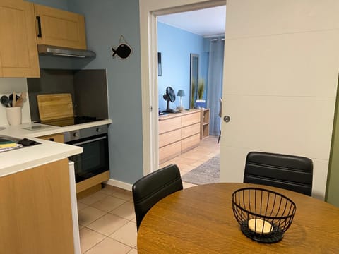 Kitchen or kitchenette, Dining area, stove