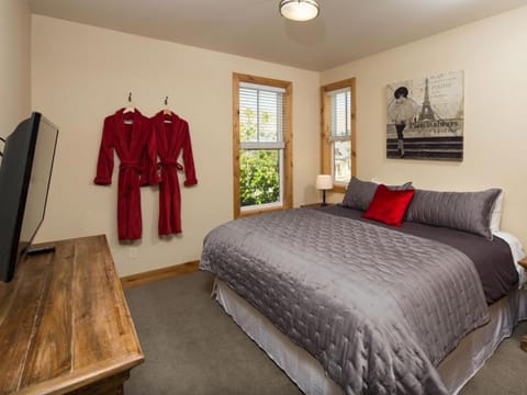 Maison Rouge #23 House in Chelan (In Town)