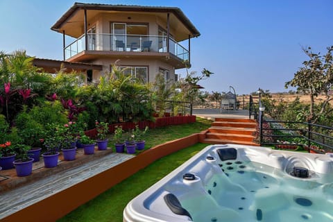 Facade/entrance, Hot Tub