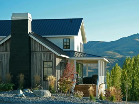 Arroyo with a Carriage House #60 House in Chelan (In Town)