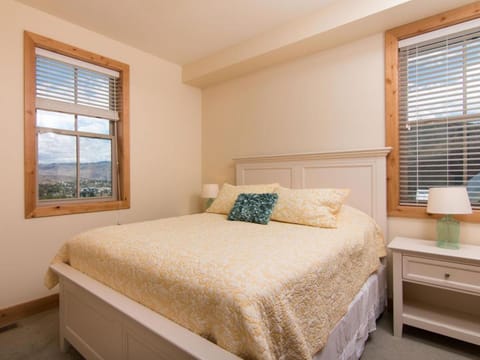 Chinook & Carriage House #2 House in Chelan (In Town)