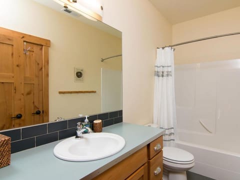 Chinook & Carriage House #2 House in Chelan (In Town)