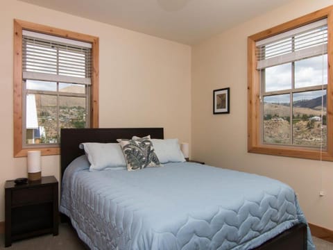 Chinook & Carriage House #2 House in Chelan (In Town)