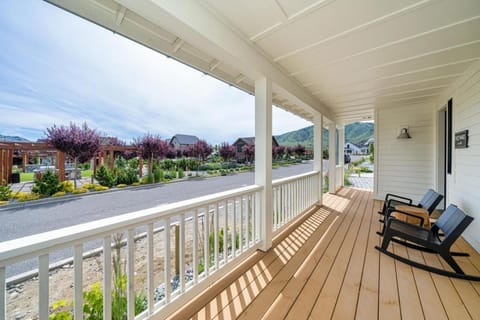 Westward #32 House in Chelan (In Town)