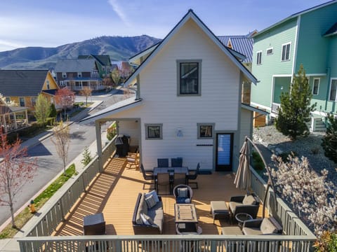 Lake Life #17 House in Chelan (In Town)