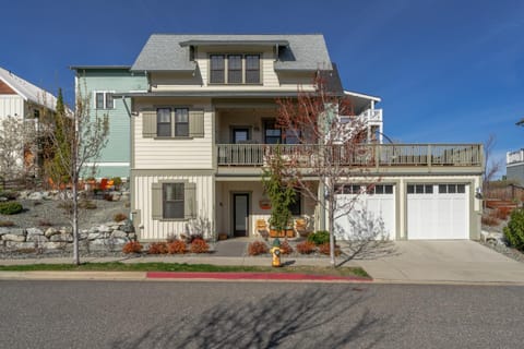 Lake Life #17 House in Chelan (In Town)