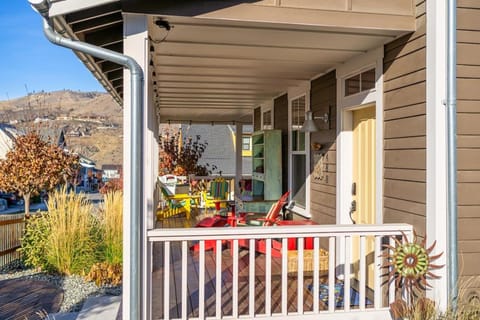 Driftwood Cottage with Carriage House #6CH House in Chelan (In Town)