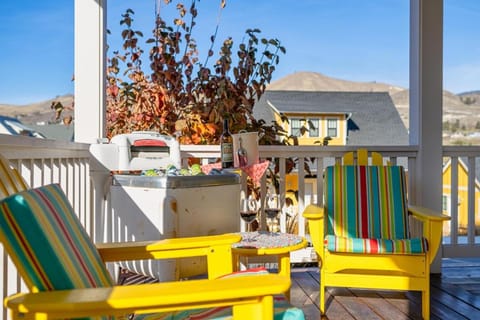 Driftwood Cottage with Carriage House #6CH House in Chelan (In Town)