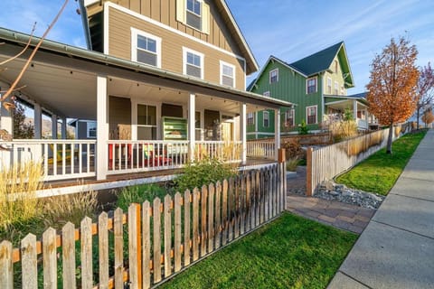 Driftwood Cottage with Carriage House #6CH House in Chelan (In Town)