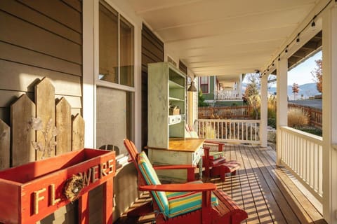 Driftwood Cottage with Carriage House #6CH House in Chelan (In Town)