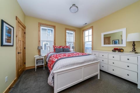 Cabernet Cottage & Carriage House #8CH House in Chelan (In Town)