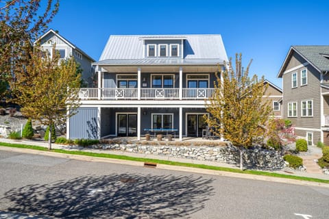 Lake & Vine Villa #15 House in Chelan (In Town)