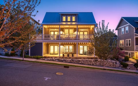 Lake & Vine Villa #15 House in Chelan (In Town)