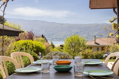 MAISON CHARLOTTE - Vue lac et à 5min des plages! House in Menthon-Saint-Bernard