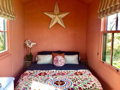 The Oaks Glamping - Magpie Half Shepherds Hut Campground/
RV Resort in Breckland District