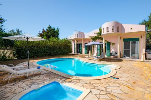 Property building, Patio, Day, Pool view, Swimming pool, sunbed