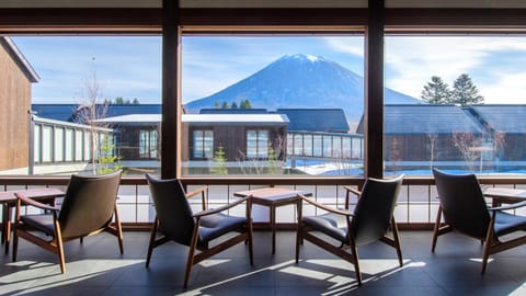 View (from property/room), Lobby or reception, Lounge or bar, Mountain view