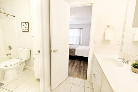 Dwell Proper 2 Bedroom Condo Apartment in Martinez