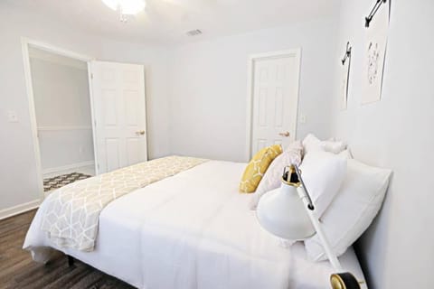 Dwell Proper 2 Bedroom Condo Apartment in Martinez