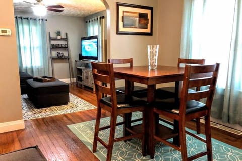 TV and multimedia, Seating area, Dining area