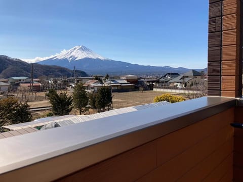 View (from property/room), Balcony/Terrace, Mountain view