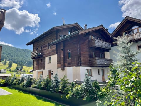 Property building, Day, Natural landscape, Garden, Garden view, Mountain view