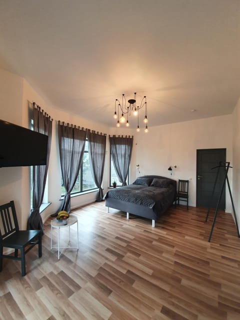 Bed, TV and multimedia, Photo of the whole room