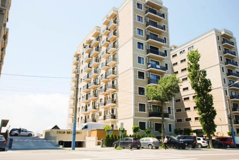 Facade/entrance, Location