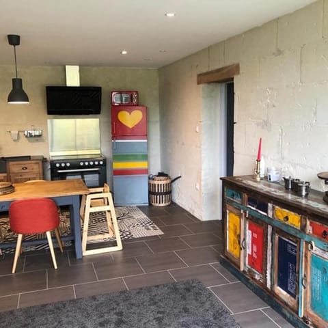 Kitchen or kitchenette, Dining area, minibar, pet friendly