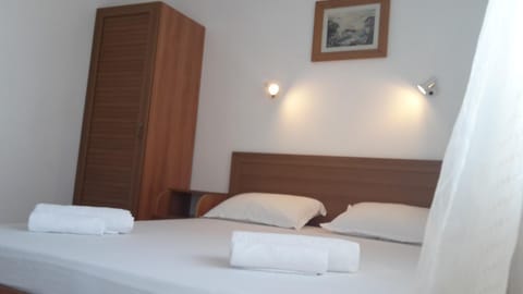 Photo of the whole room, Sea view