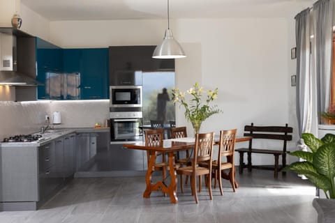 Kitchen or kitchenette, Living room, Seating area, Dining area, dishwasher, minibar, oven, pet friendly, stove