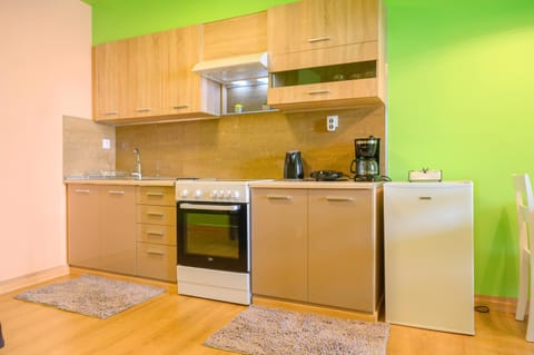 Kitchen or kitchenette, dishwasher