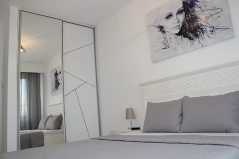 Day, Neighbourhood, Bedroom, On site