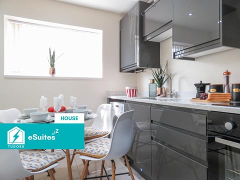 Kitchen or kitchenette, Dining area, oven, toaster