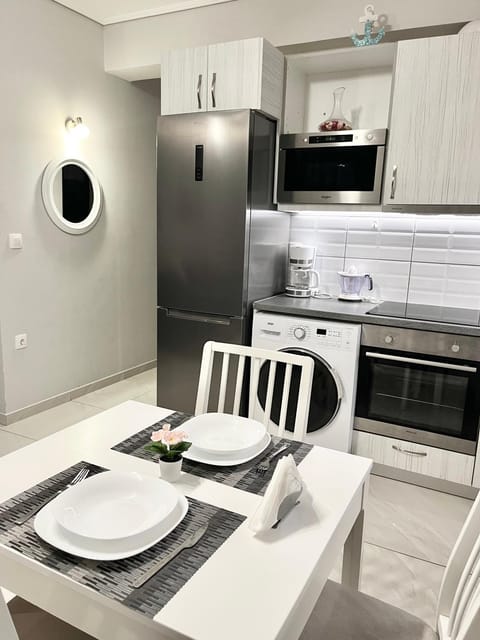 Kitchen or kitchenette, Dining area, oven, stove, washing machine