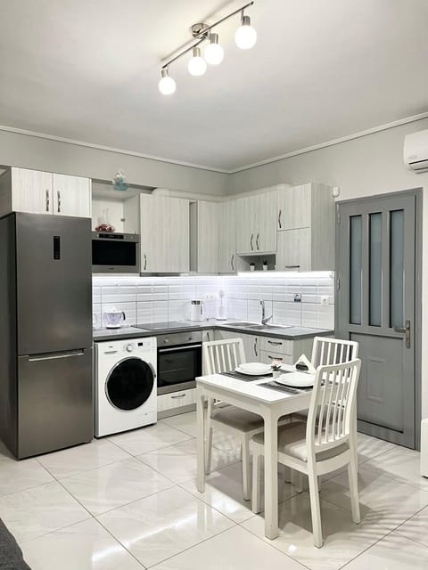 Kitchen or kitchenette, Dining area, stove, washing machine