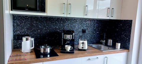 Coffee/tea facilities, Kitchen or kitchenette, stove, toaster