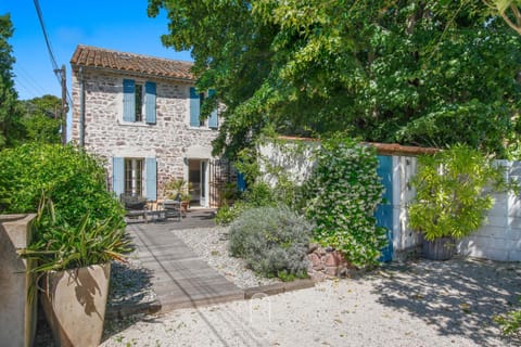 Le Mas de Lila , vieux mas en pierres avec piscine Villa in La Londe-les-Maures