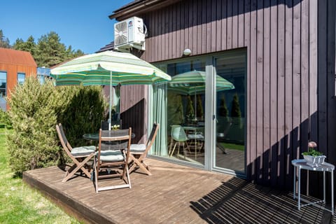 Property building, Patio, Balcony/Terrace, Garden view