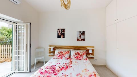 Bed, Photo of the whole room, Decorative detail, pet friendly