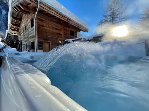 Chalet le petit Nicolas, jacuzzi, vue Mont Blanc Chalet in Chamonix